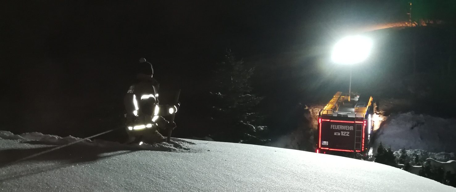 Schneebefreiung vom Dach eines Wohnhauses